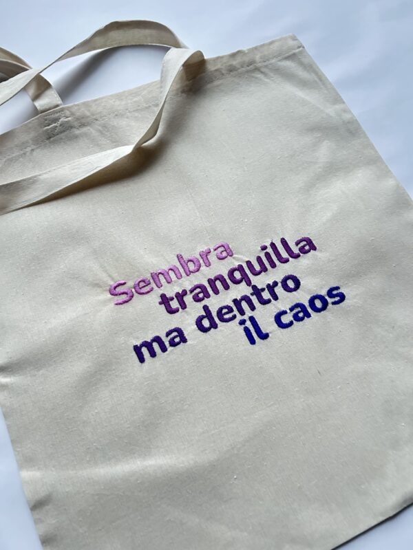 Sembra tranquilla ma dentro il caos
